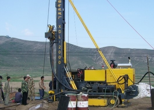 XYL-2B कोर ड्रिलिंग रिग 30KW डीजल इंजन 350m गहराई से लैस क्रॉलर पर चढ़ा हुआ है